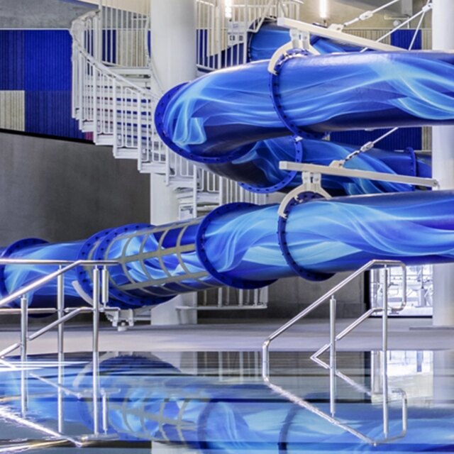 Wasserrutsche mit Schwimmerbecken im Hallenbad