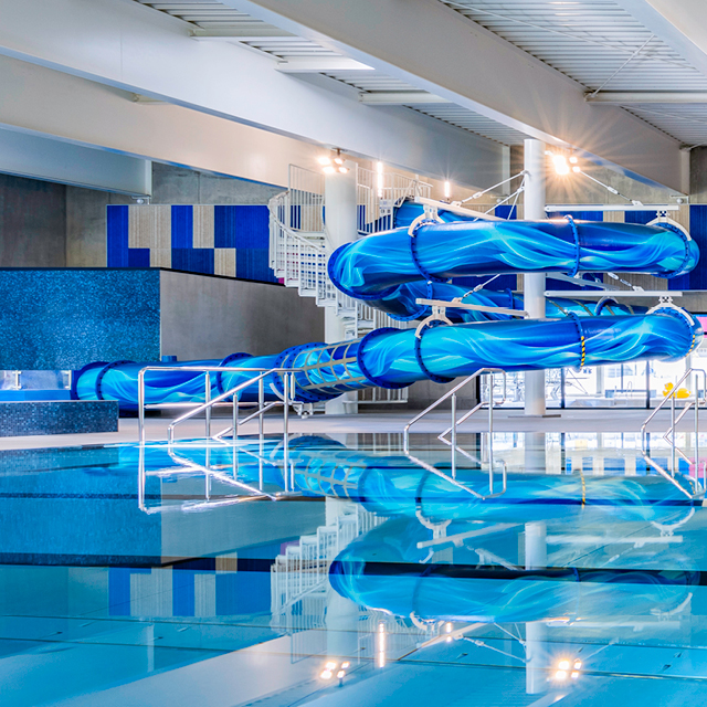 Foto einer Wasserrutsche im Hallenbad