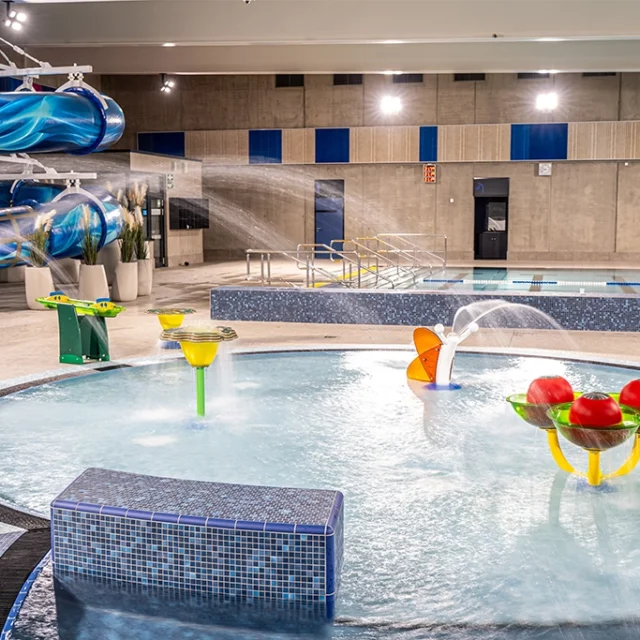 Kleinkinderbereich mit Lehrschwimmbecken im Hintergrund