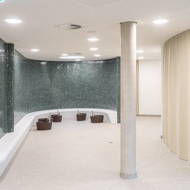 Saunabereich mit Wärmesitzbank und Fußbecken zum Relaxen