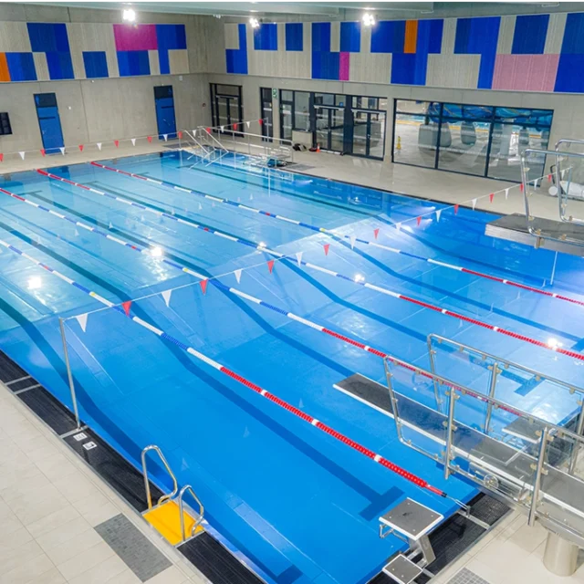 Schwimmerbecken mit sechs 25-Meter-Bahnen und Sprunganlage